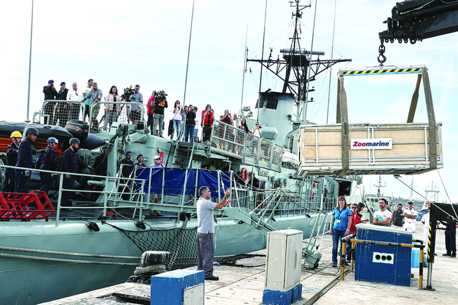 Corveta ‘António Enes’ fez o transporte para alto-mar