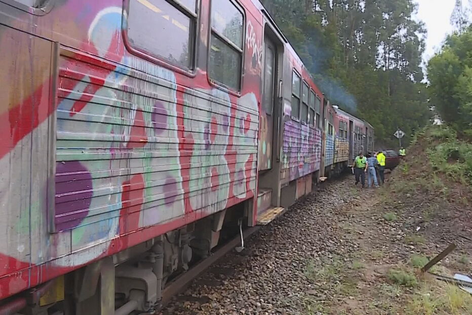 Linha do Vouga cortada após colisão entre comboio e carro