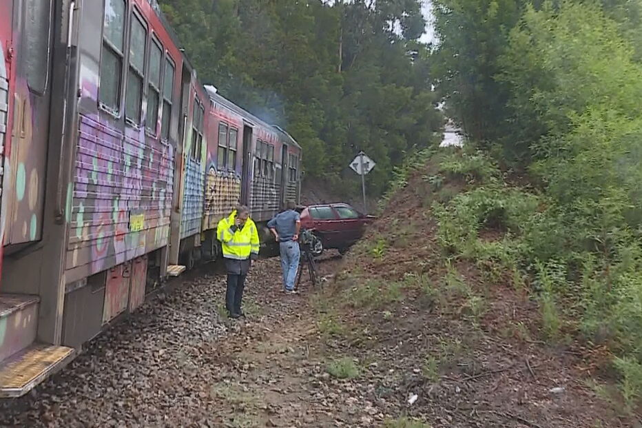 Linha do Vouga cortada após colisão entre comboio e carro