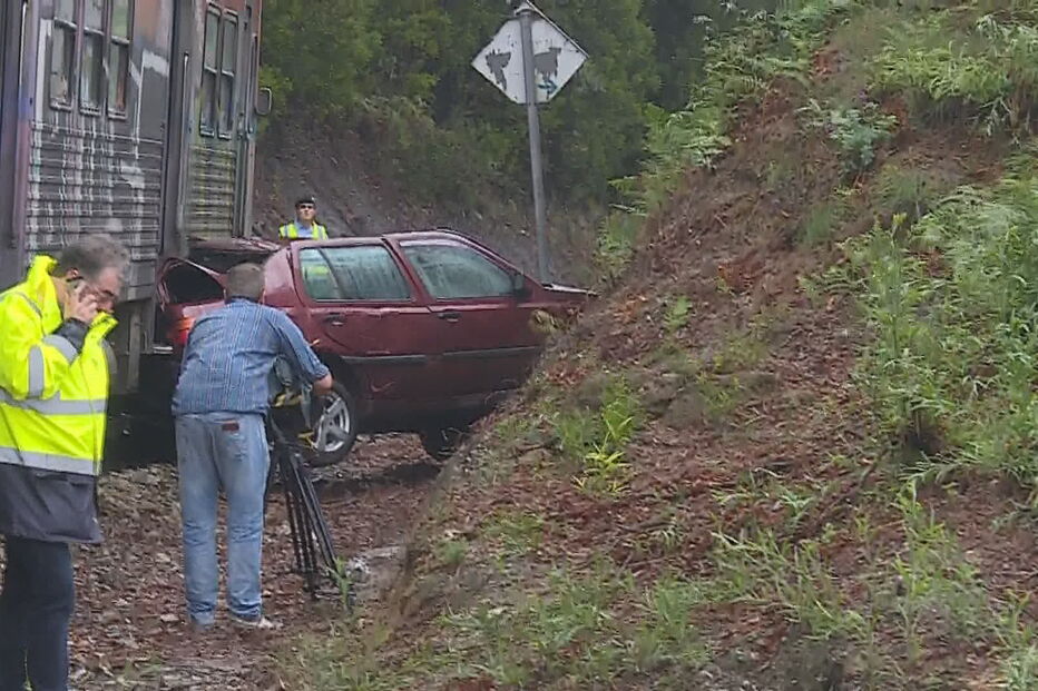 Linha do Vouga cortada após colisão entre comboio e carro