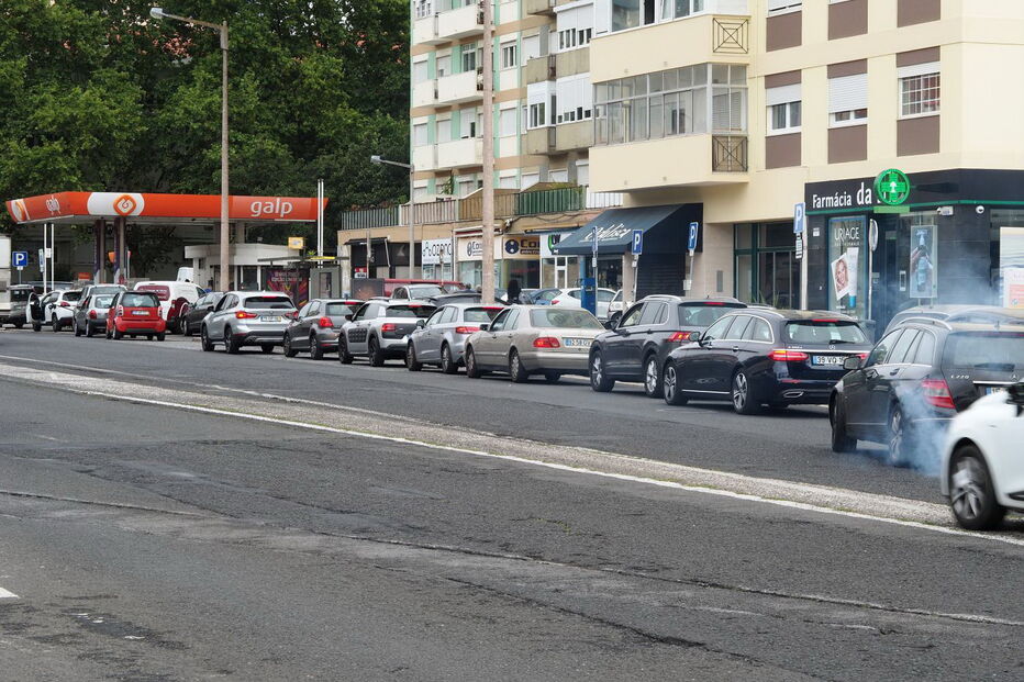 Greve de motoristas está a provocar longas filas nos postos de combustível