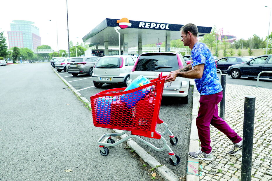 Em Lisboa, um popular carregava ontem um carrinho de supermercado com quatro jerricãs de combustível cheios. A Deco já alertou para as coimas associadas a este tipo de comportamentos    