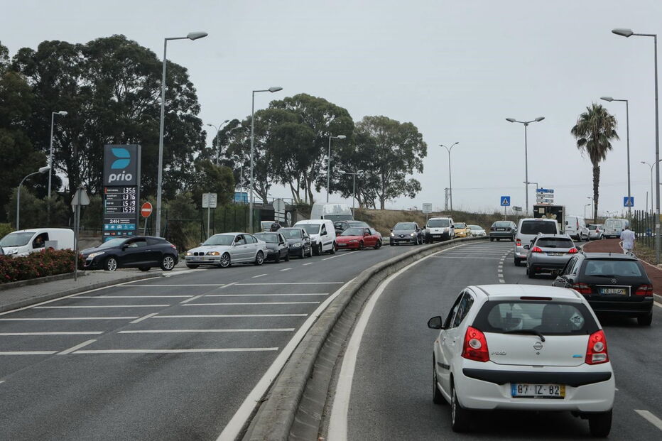 Greve dos motoristas assusta portugueses e leva a longas filas nos postos de abastecimento