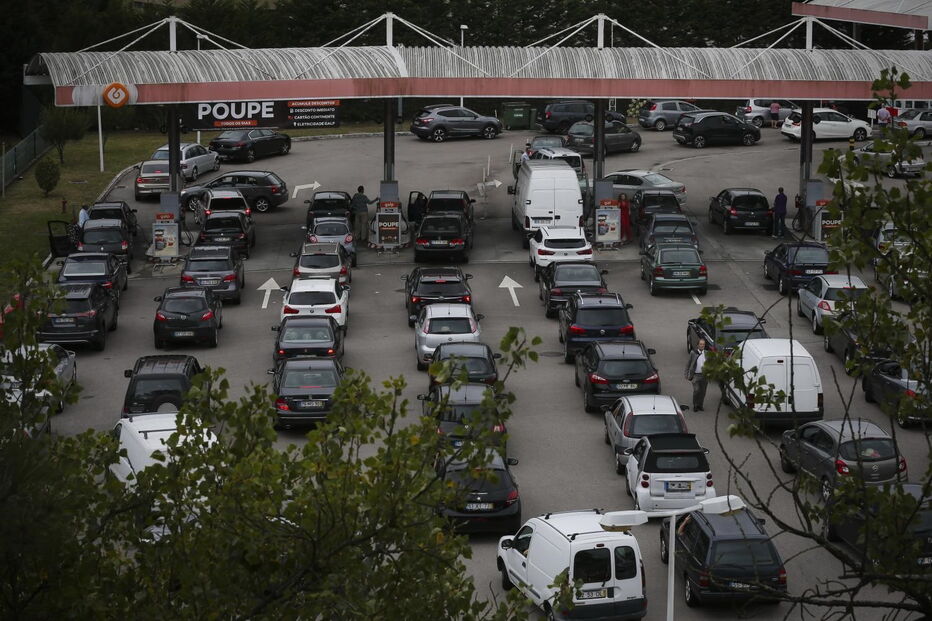 Greve dos motoristas assusta portugueses e leva a longas filas nos postos de abastecimento