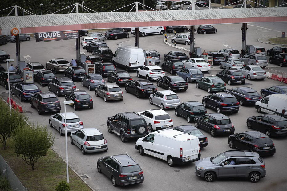 Greve dos motoristas assusta portugueses e leva a longas filas nos postos de abastecimento