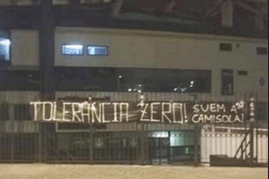  Adeptos do Sporting ameaçam plantel com tarja em Alvalade