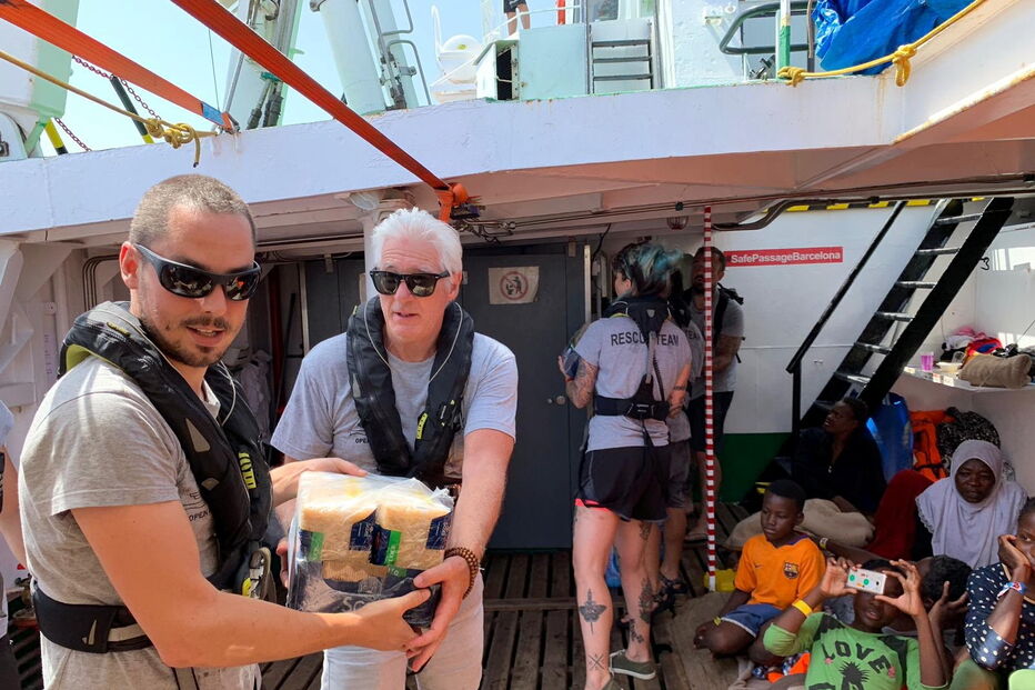 Ator Richard Gere leva comida a navio humanitário no Mediterrâneo