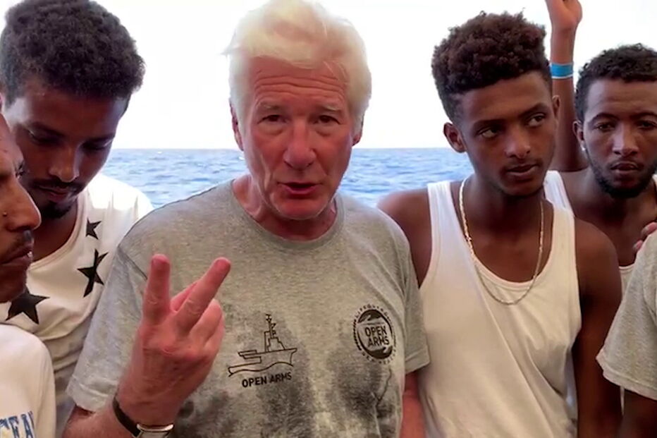 Ator Richard Gere leva comida a navio humanitário no Mediterrâneo