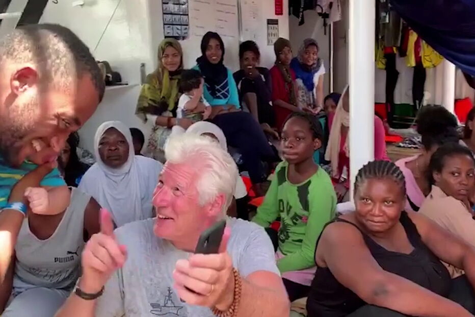 Ator Richard Gere leva comida a navio humanitário no Mediterrâneo