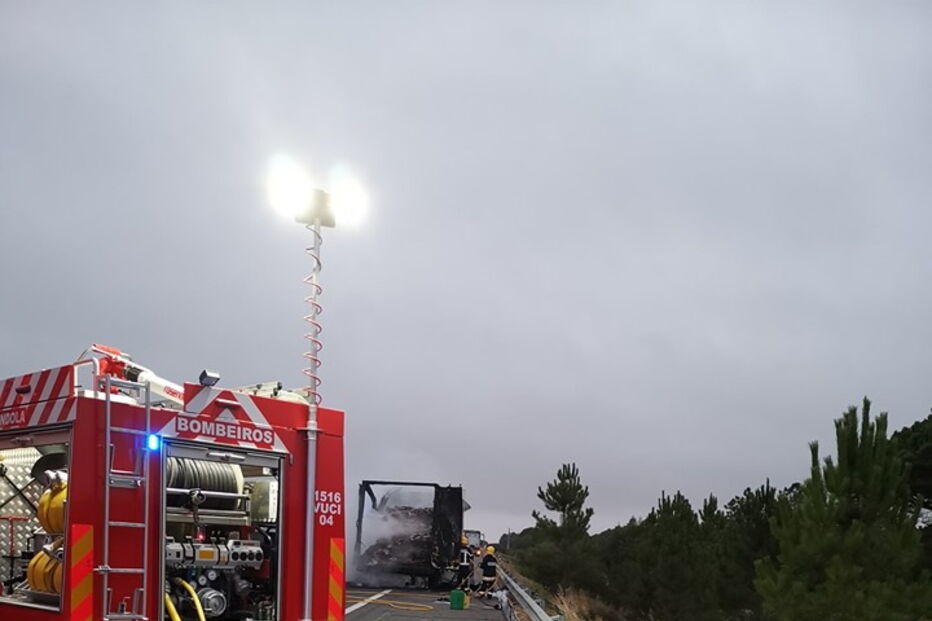 Chamas destroem camião na A2 em Grândola