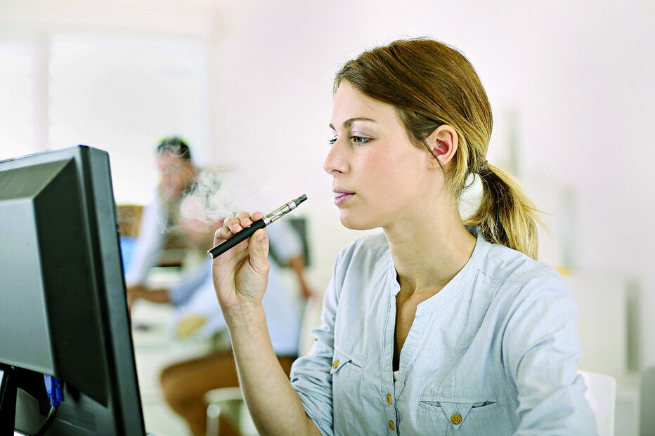 Os cigarros eletrónicos são uma “melhor alternativa”, alega a indústria tabaqueira; os médicos exigem provas   