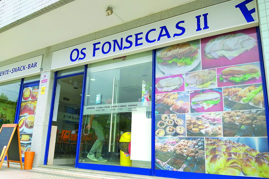 Ladrão partiu porta de vidro da confeitaria Os Fonsecas 2, em Grijó