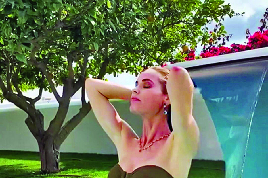 Corpo escultural da mulher do antigo futebolista é alvo de muitos comentários dos seus seguidores na internet  