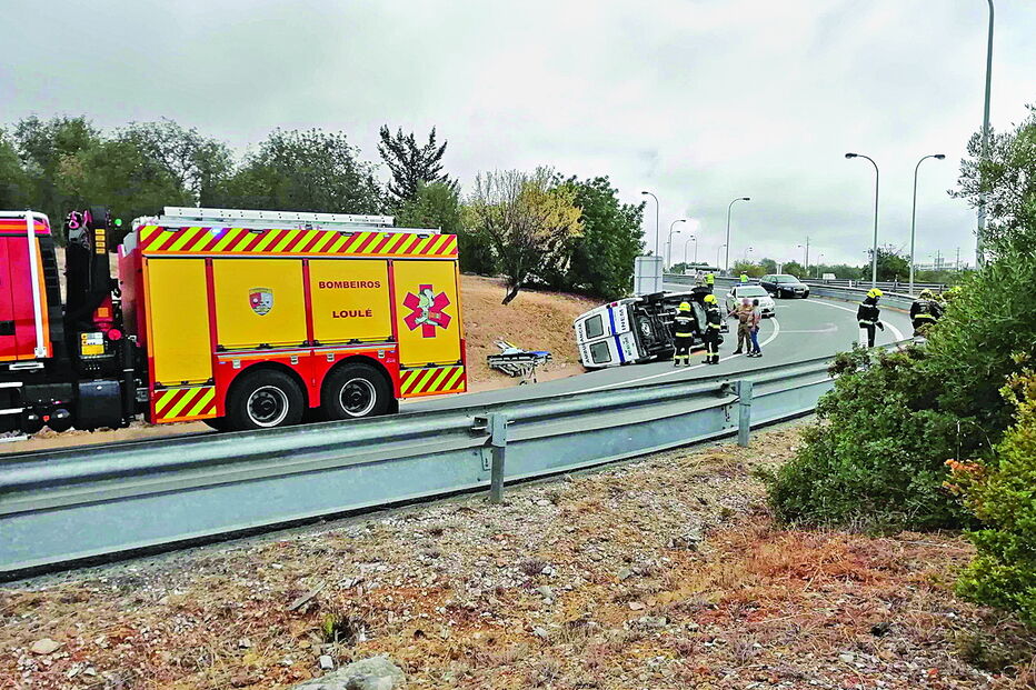 Ambulância ficou tombada na berma, no sentido contrário,  depois do condutor ter perdido o controlo numa saída da A22