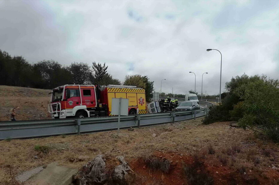Ambulância ficou tombada na berma, no sentido contrário,  depois do condutor ter perdido o controlo numa saída da A22