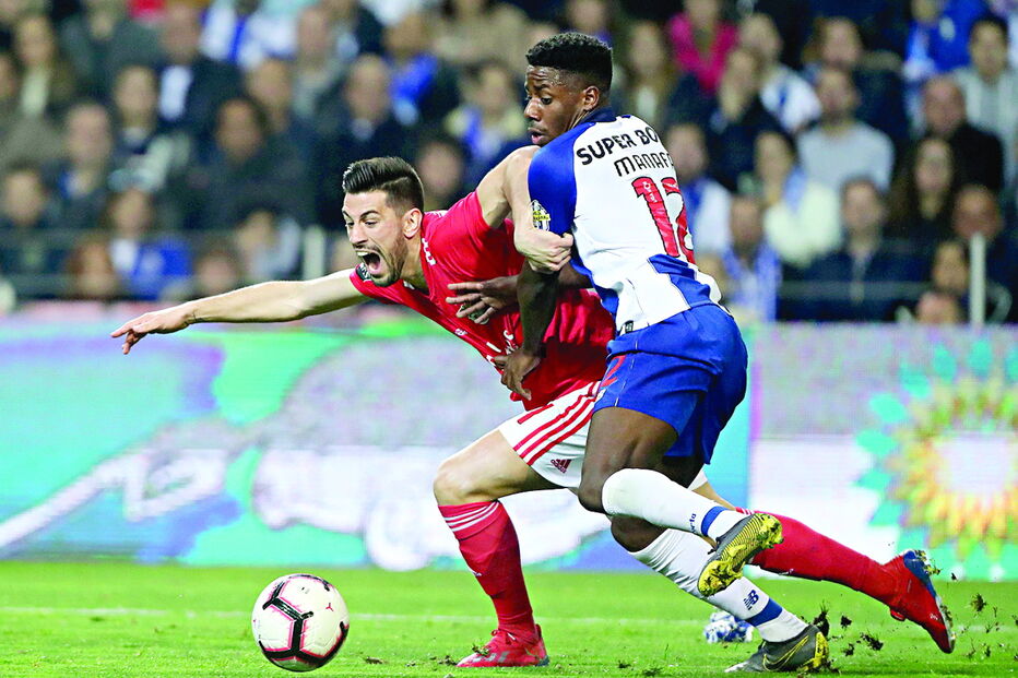 Pizzi e Manafá num duelo da época passada. Benfica e FC Porto continuam a ser os principais candidatos ao título