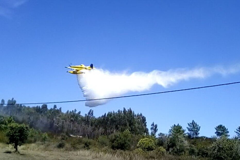 Incêndio em Aljezur mobiliza dois meios aéreos e mais de 80 bombeiros
