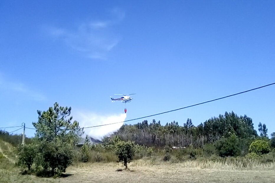 Incêndio em Aljezur mobiliza dois meios aéreos e mais de 80 bombeiros