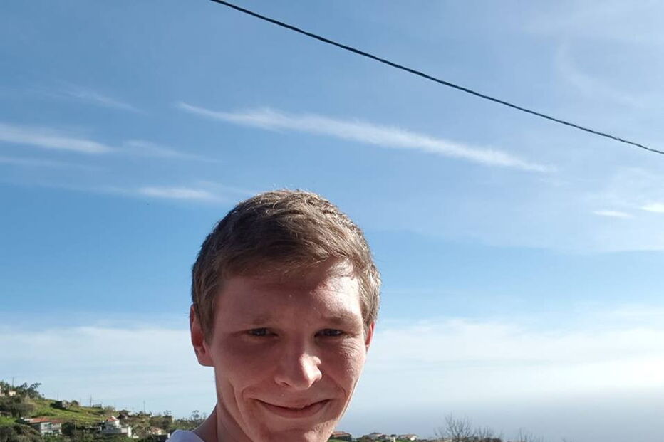 Oliver Hillier tem 26 anos