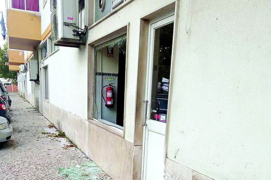 Montra do café Napolitano foi destruída pelo grupo de assaltantes, que queria levar a máquina do tabaco