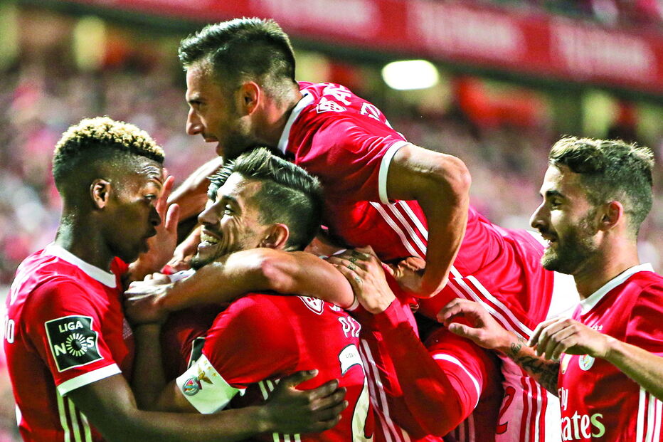 Encarnados celebram vitória na Luz frente ao Paços de Ferreira