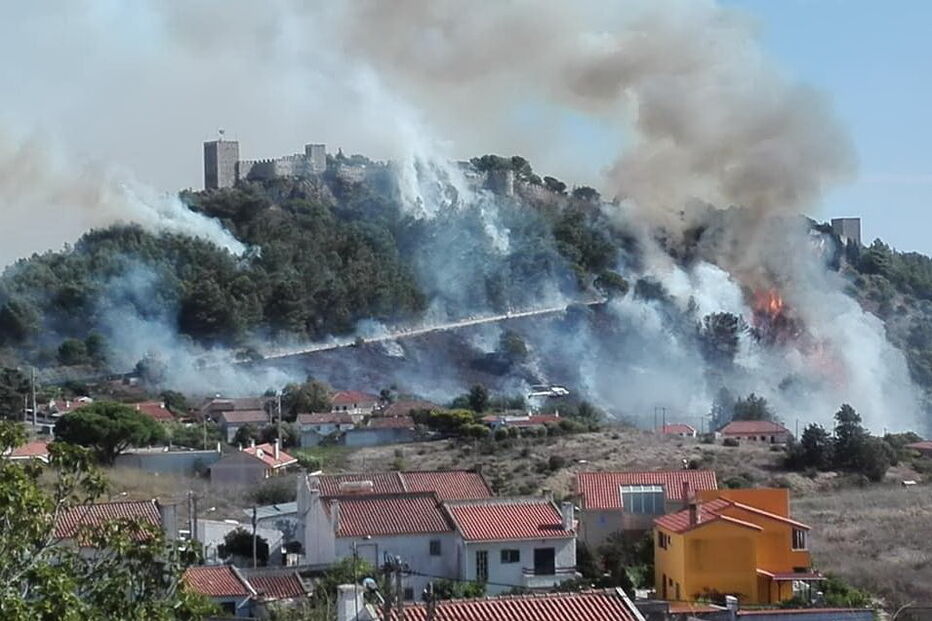 Chamas cercam castelo de Sesimbra