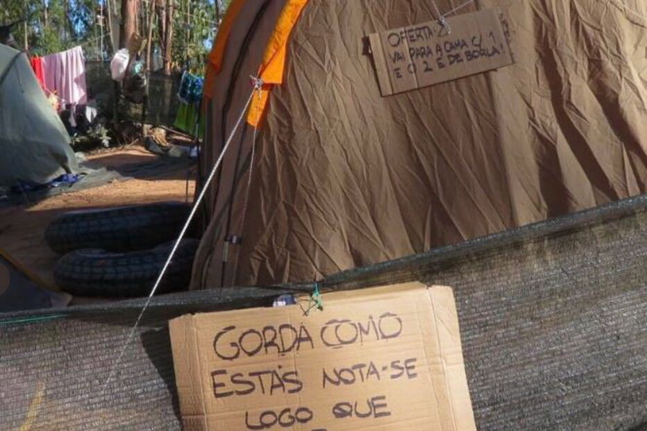 Cartazes espalhados pelo Meo Sudoeste geram polémica na Internet