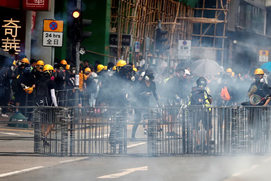 Polícia recorre a gás lacrimogéneo e cassetetes para desmobilizar manifestantes em Hong Kong