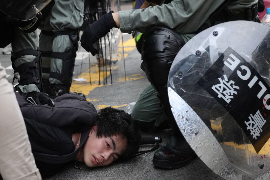 Polícia recorre a gás lacrimogéneo e cassetetes para desmobilizar manifestantes em Hong Kong