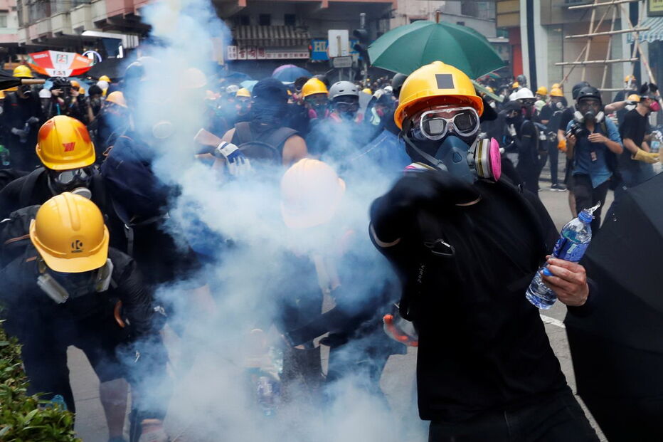 Polícia recorre a gás lacrimogéneo e cassetetes para desmobilizar manifestantes em Hong Kong