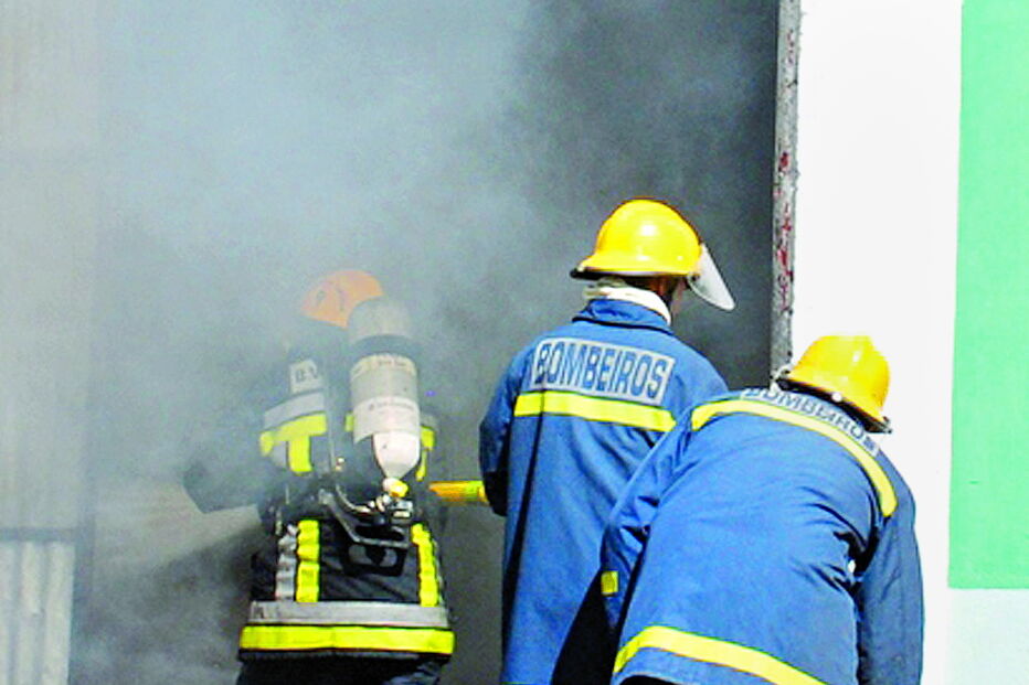 Incêndio foi ateado após suspeito ter lançado combustível para o chão 