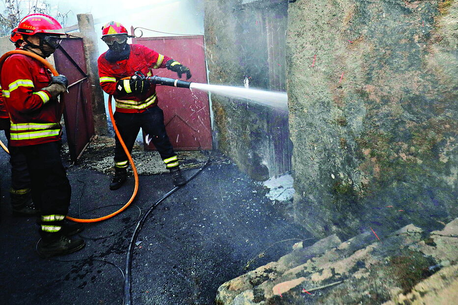 Incêndio foi ateado após suspeito ter lançado combustível para o chão 