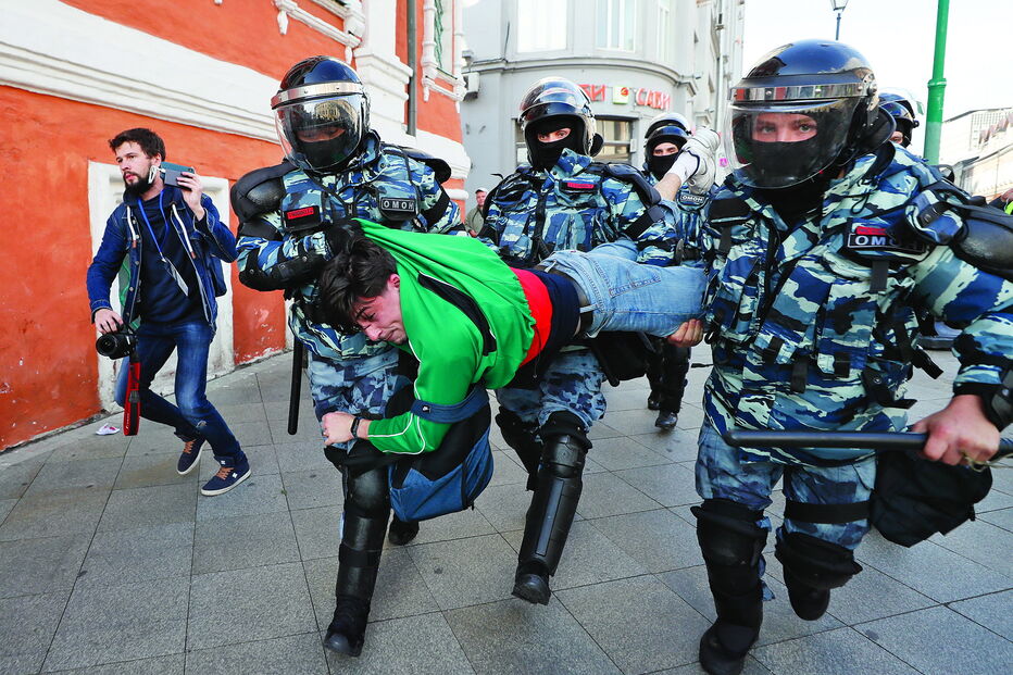 Protesto levou à detenção de mais de 100 pessoas em Moscovo