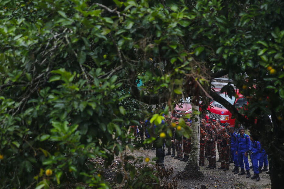 Equipas de resgate na Malásia