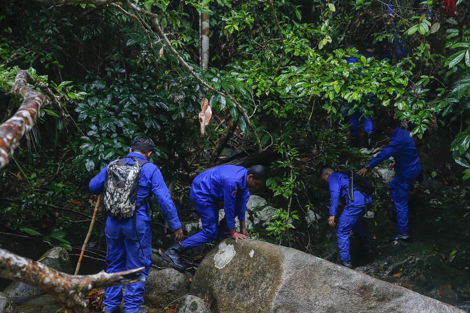 Equipas de resgate na Malásia