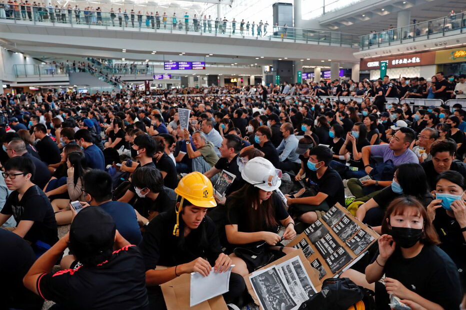 Aeroporto de Hong Kong cancela todos os voos devido a protestos no terminal
