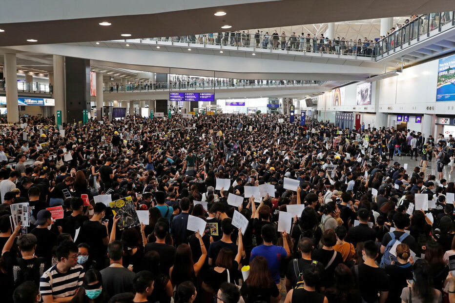 Aeroporto de Hong Kong cancela todos os voos devido a protestos no terminal