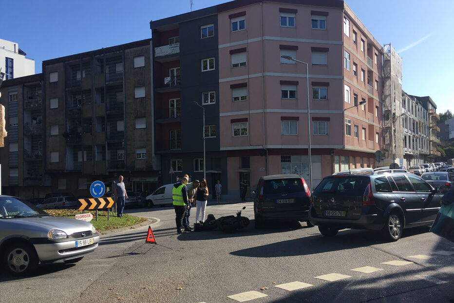 Motociclista de 67 anos ferido após colisão com carro