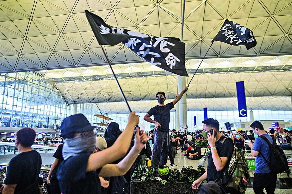 Manifestantes forçam fecho de aeroporto de Hong Kong