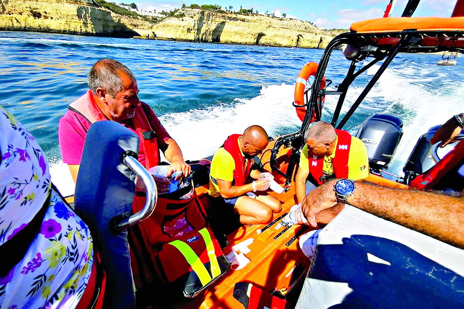 Vítima que foi resgatada pelo salva-vidas ao largo de Carvoeiro sofreu um ferimento numa perna, considerado grave  