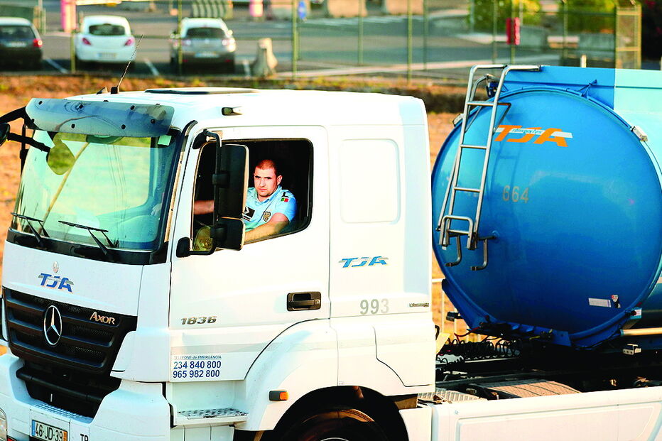 Ontem à tarde saíram de Aveiras os primeiros camiões conduzidos pela PSP