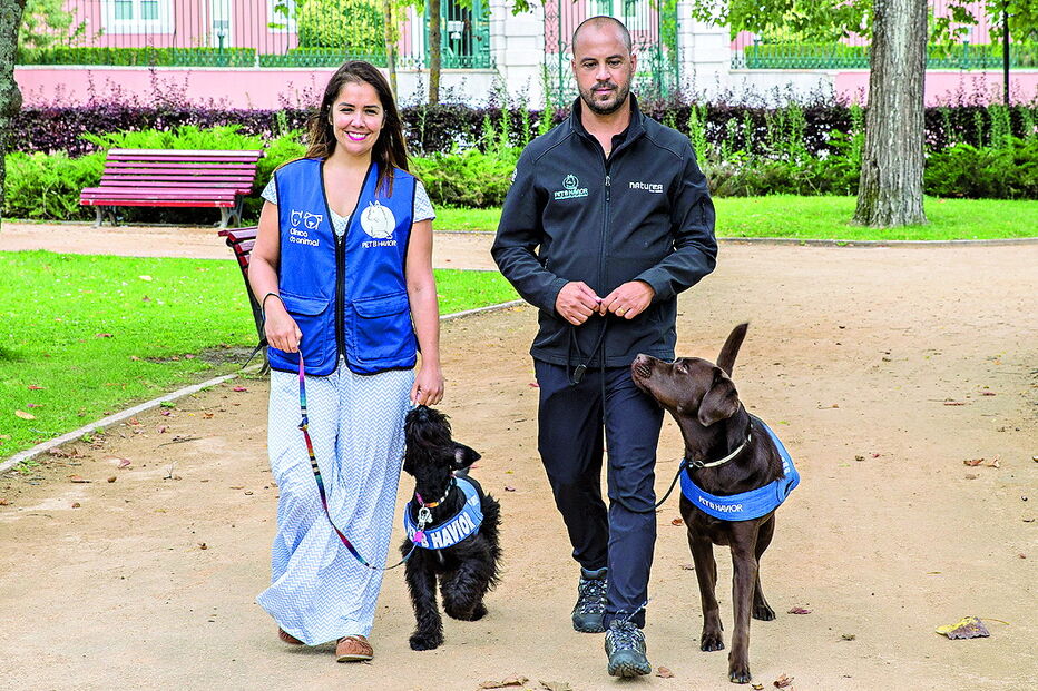 Psicóloga Joana Dias com a cadela Cuca e Pedro Paiva com o cão Armstrong