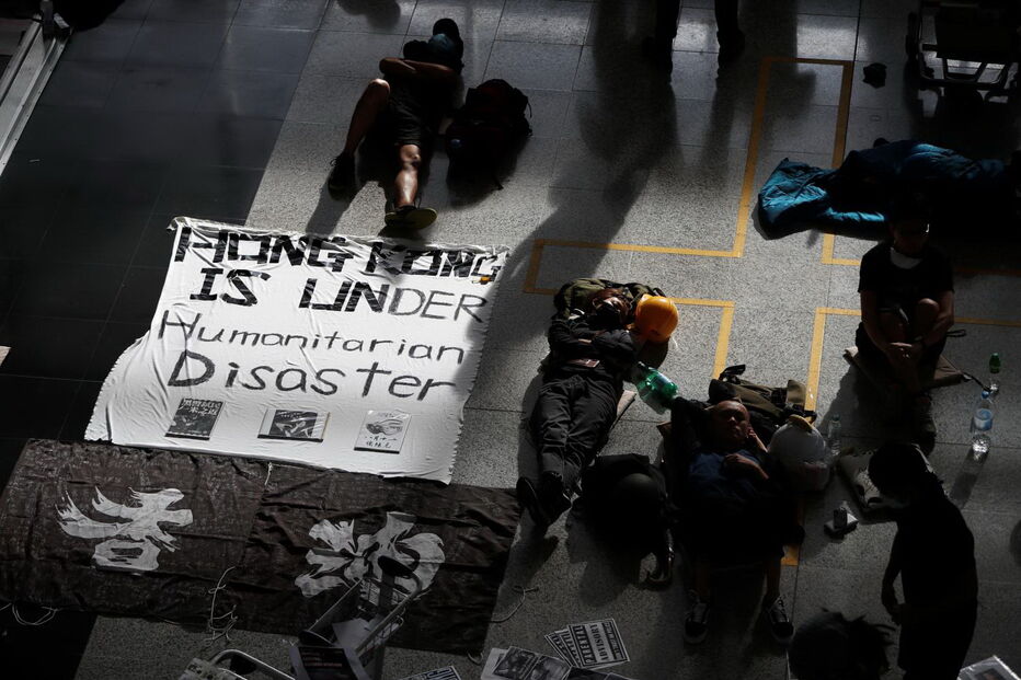 Manifestantes pró-democracia voltam ao aeroporto de Hong Kong