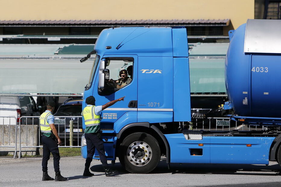 Militares da GNR e agentes da PSP já substituem camionistas