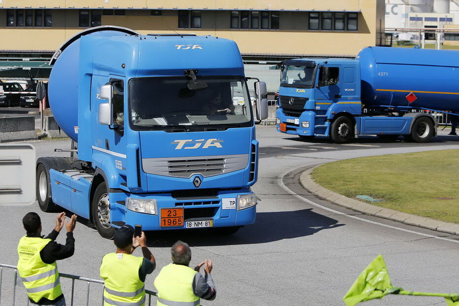 Militares da GNR e agentes da PSP já substituem camionistas