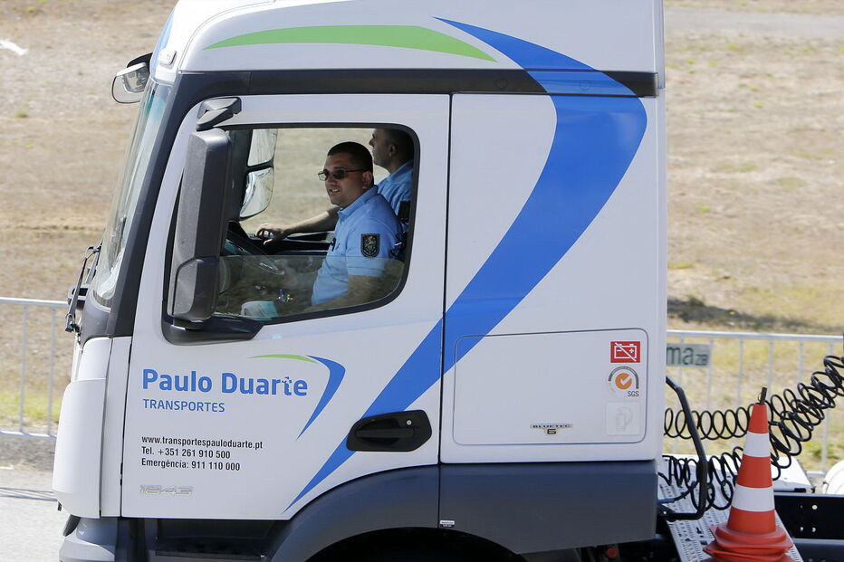Militares da GNR e agentes da PSP já substituem camionistas