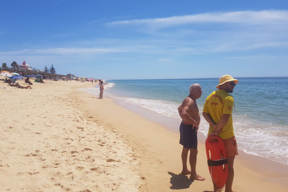 Praia de Faro interdita a banhos