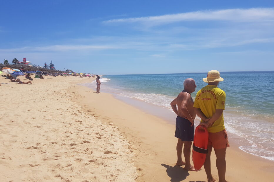Praia de Faro interdita a banhos