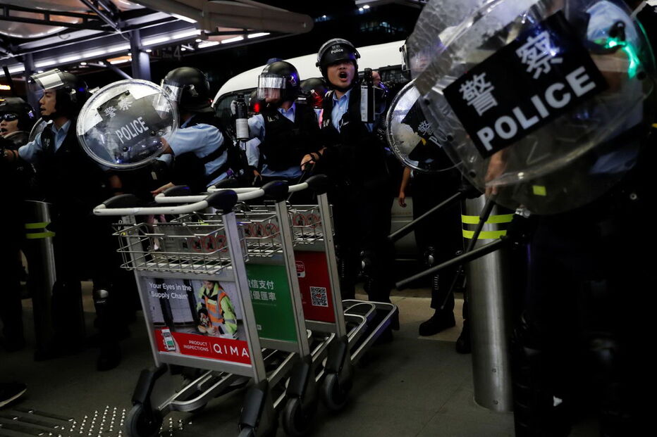 Polícia recorre a gás pimenta para desmobilizar protesto no aeroporto de Hong Kong 