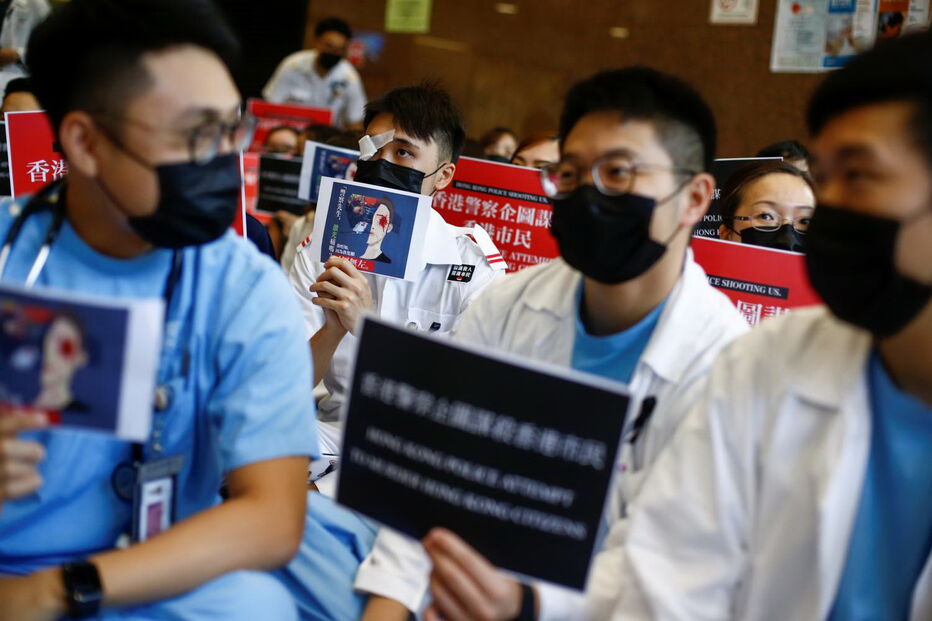 Polícia recorre a gás pimenta para desmobilizar protesto no aeroporto de Hong Kong 
